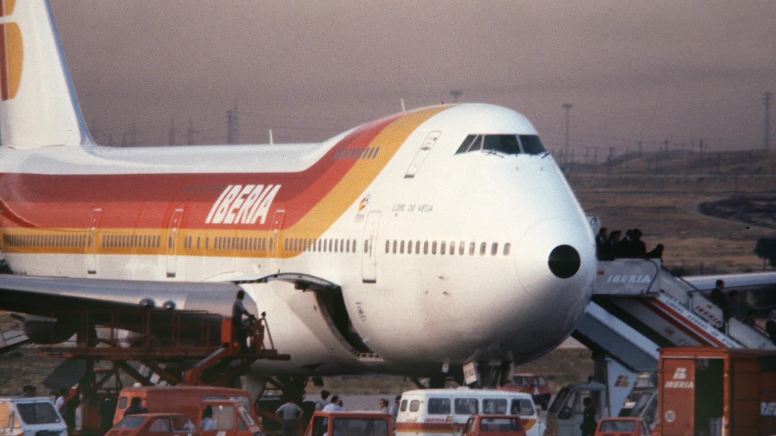 La alegría y emoción de las azafatas que acompañaron al "Guernica" a España