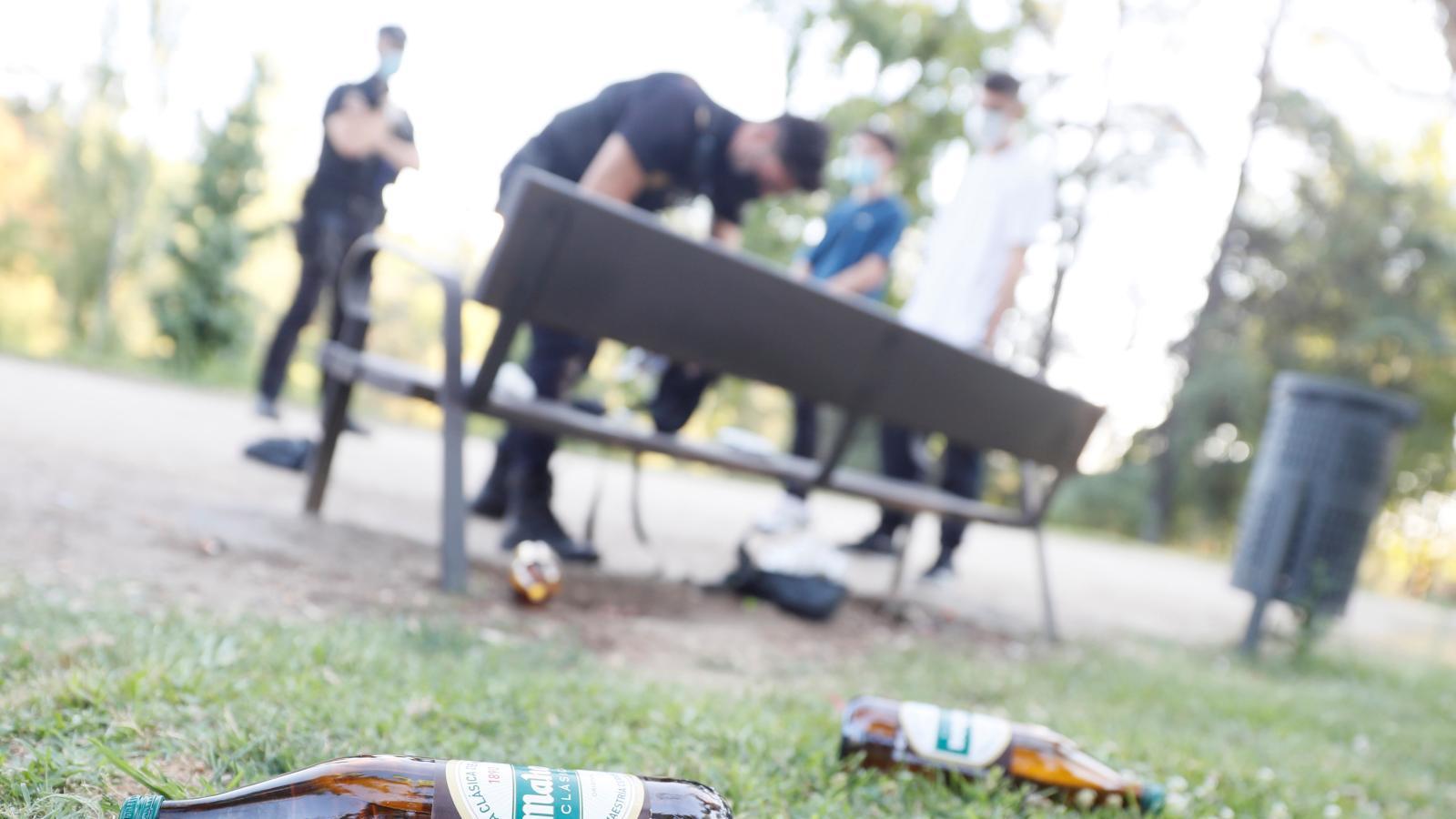 Madrid despliega a sus "agentes tutores" para alejar del botellón a los menores