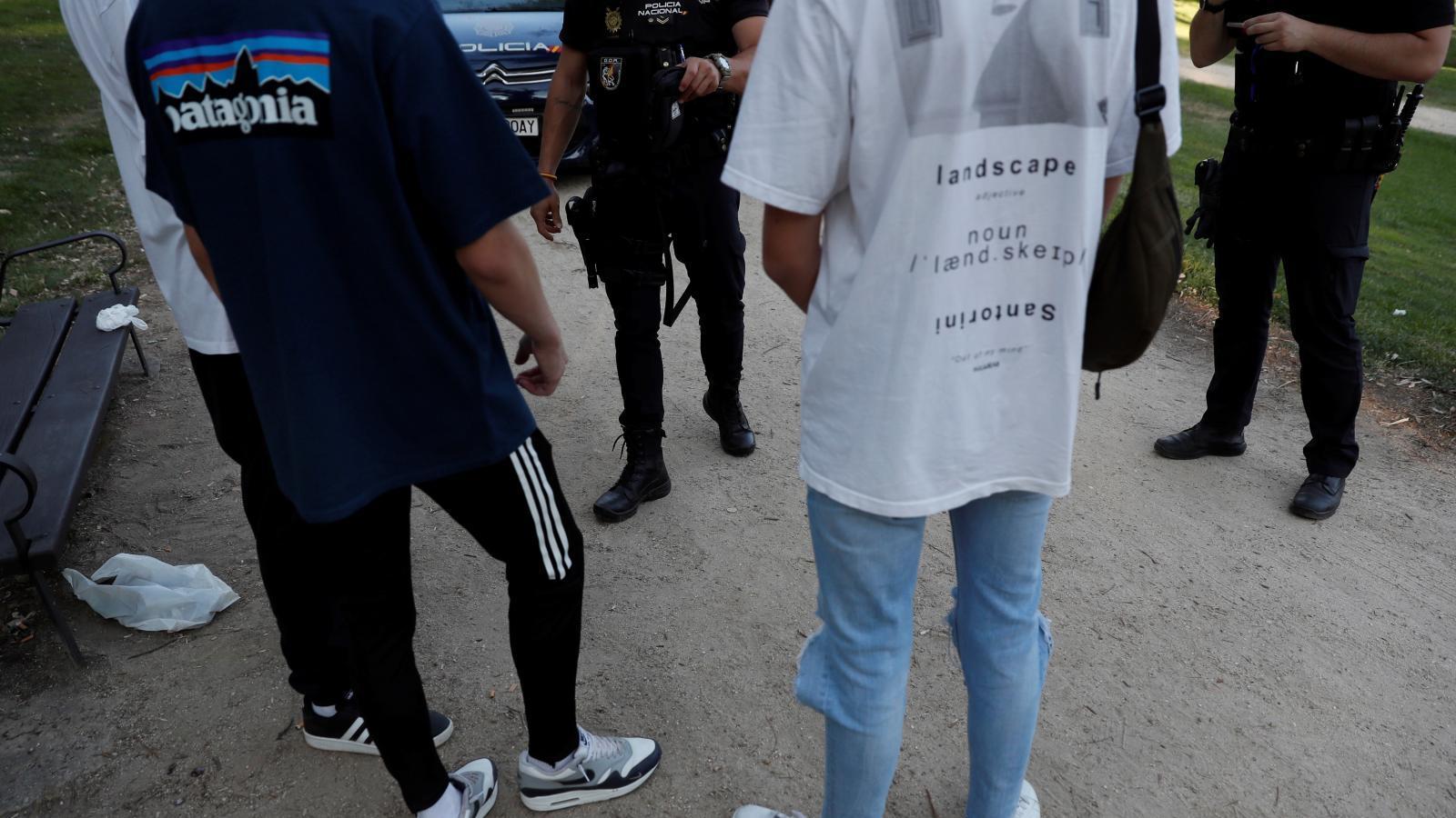 55 jóvenes detenidos por los altercados y robos en el parque del Oeste y un herido por arma blanca