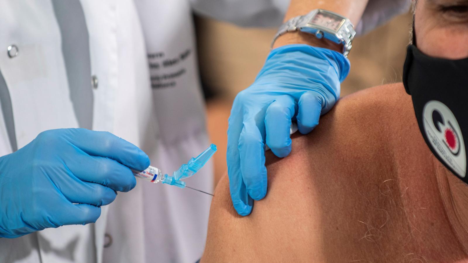 La Comunidad inyectará simultáneamente la vacuna contra la gripe y la tercera dosis del COVID-19 a mayores de 70