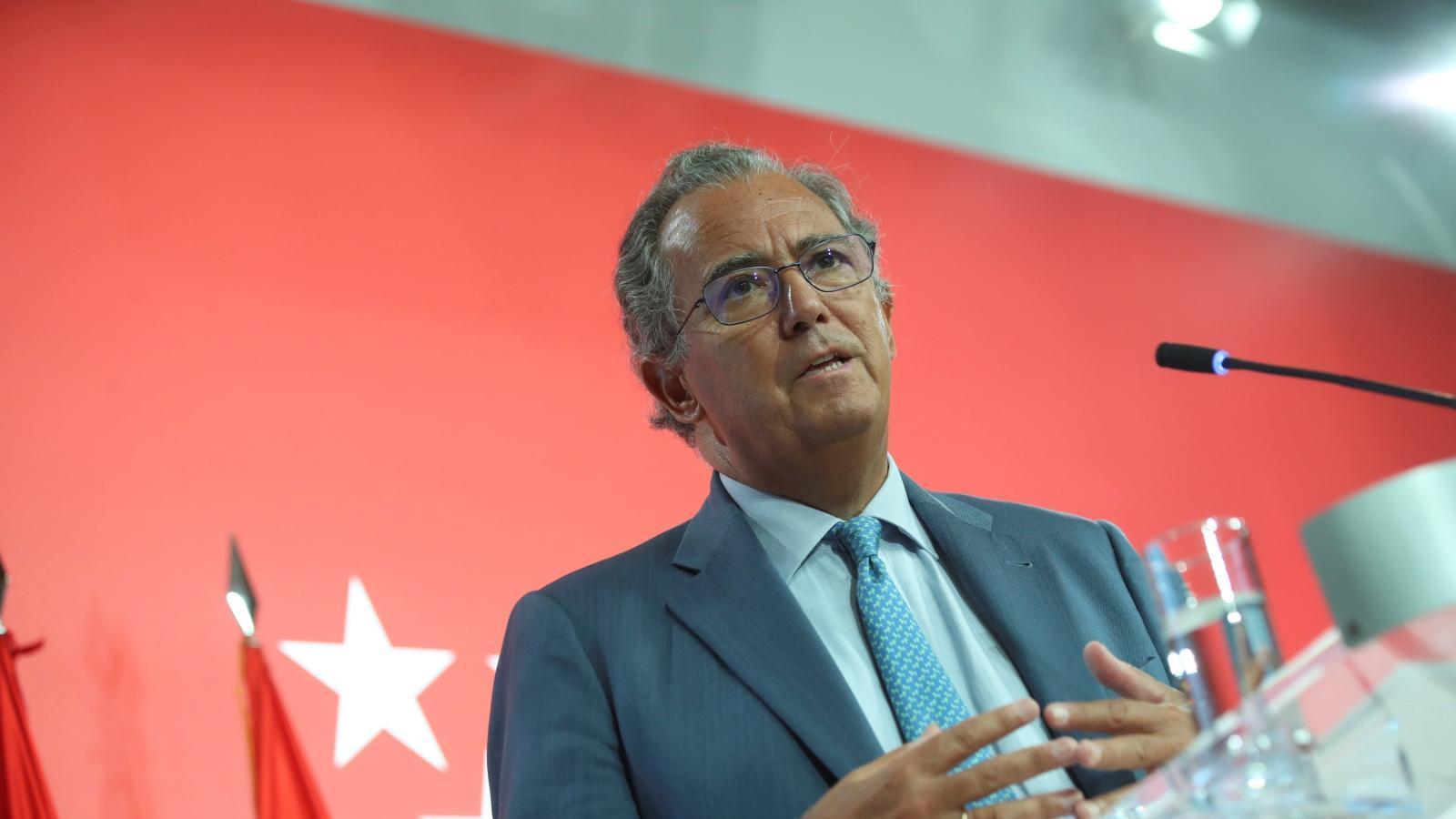 Ossorio cree que el Sanidad va a “imitar una vez más” la medida del Gobierno regional de eliminar las mascarillas en los recreos