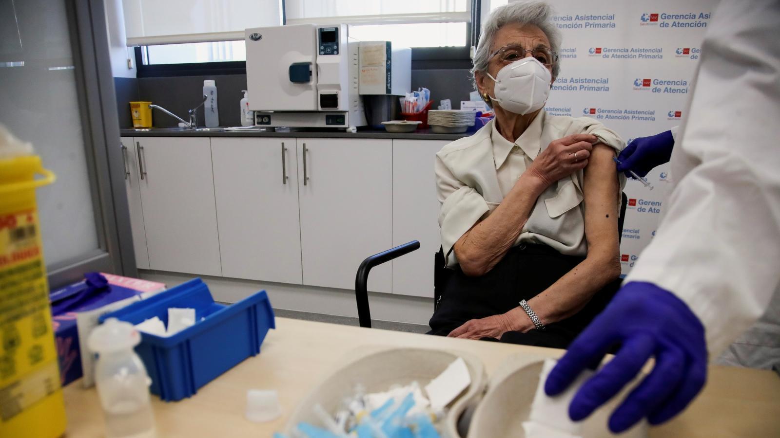 La doble vacunación de gripe y covid arranca con tranquilidad y pocas esperas