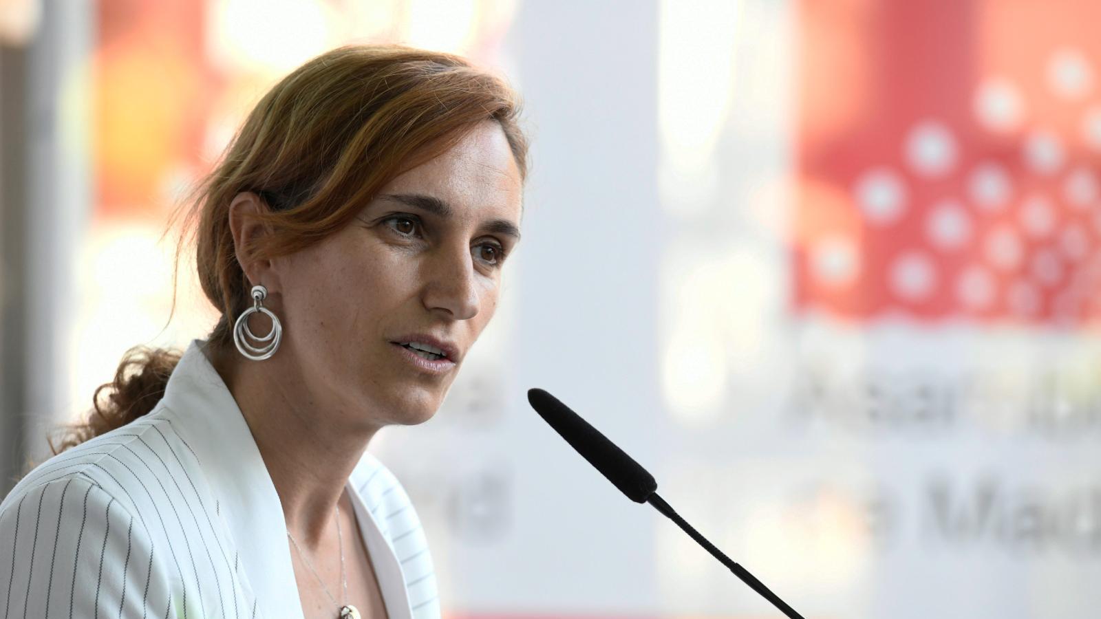 Críticas al "carroñero" tuit de Mónica García por el atropello en Mirasierra