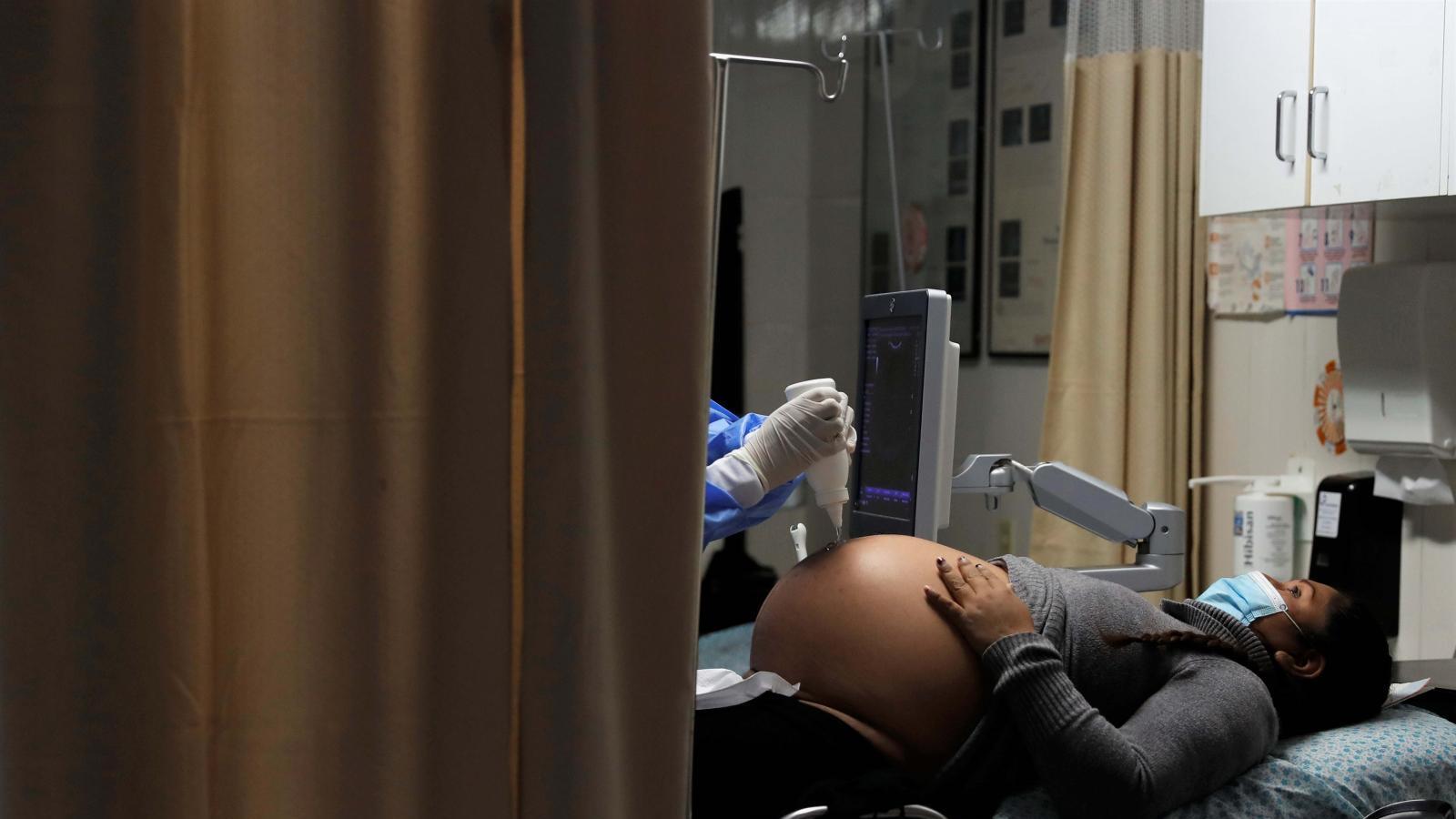 Las embarazadas atendidas por matronas tienen menos partos con cesárea o fórceps