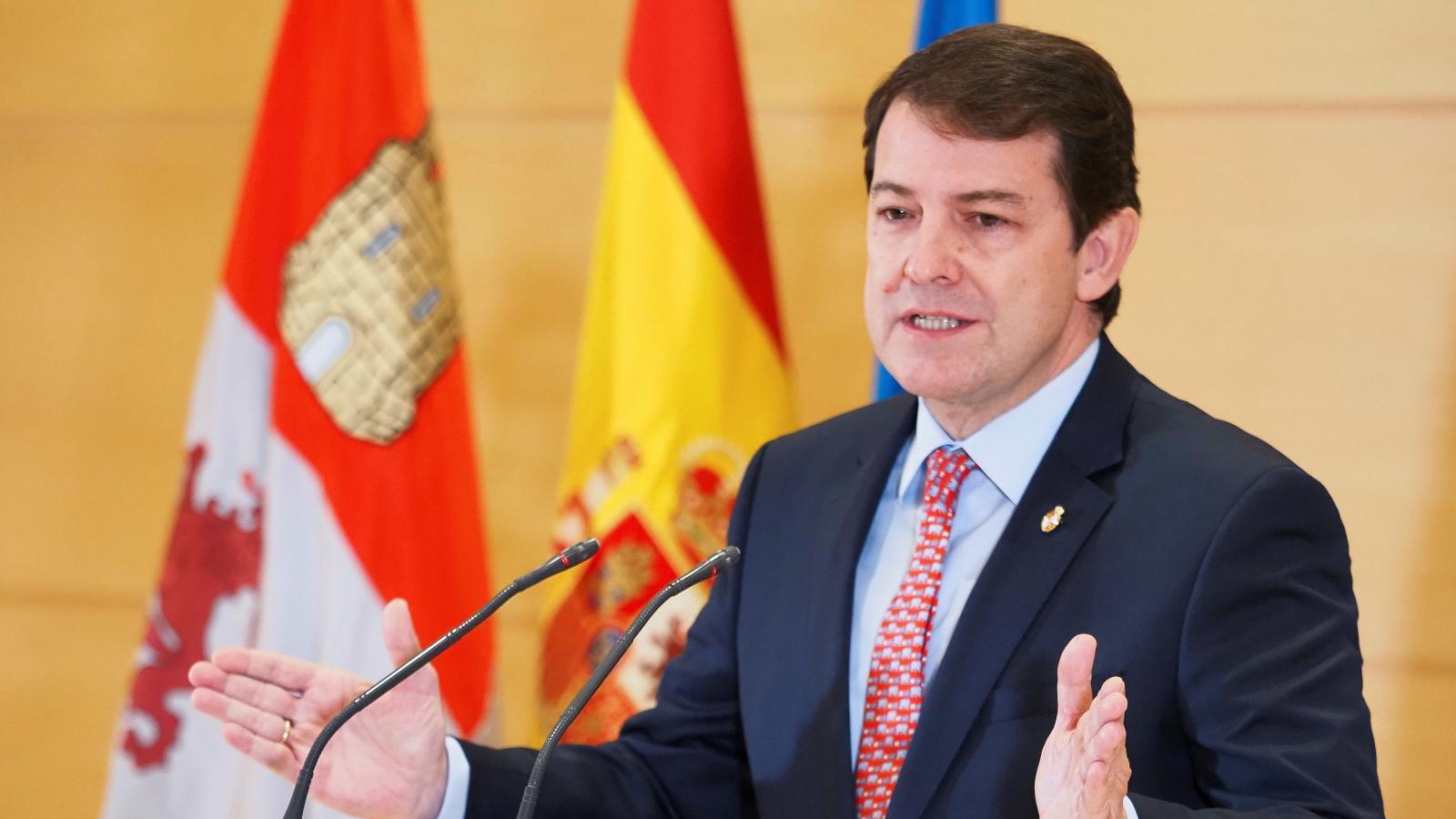Mañueco ve desproporcionada la reacción del Gobierno por reabrir Navacerrada