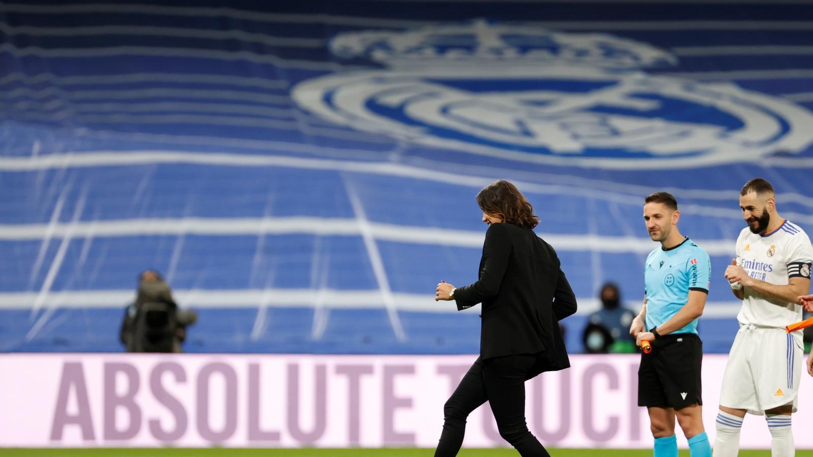 Muguruza hace el saque de honor en el Santiago Bernabéu
