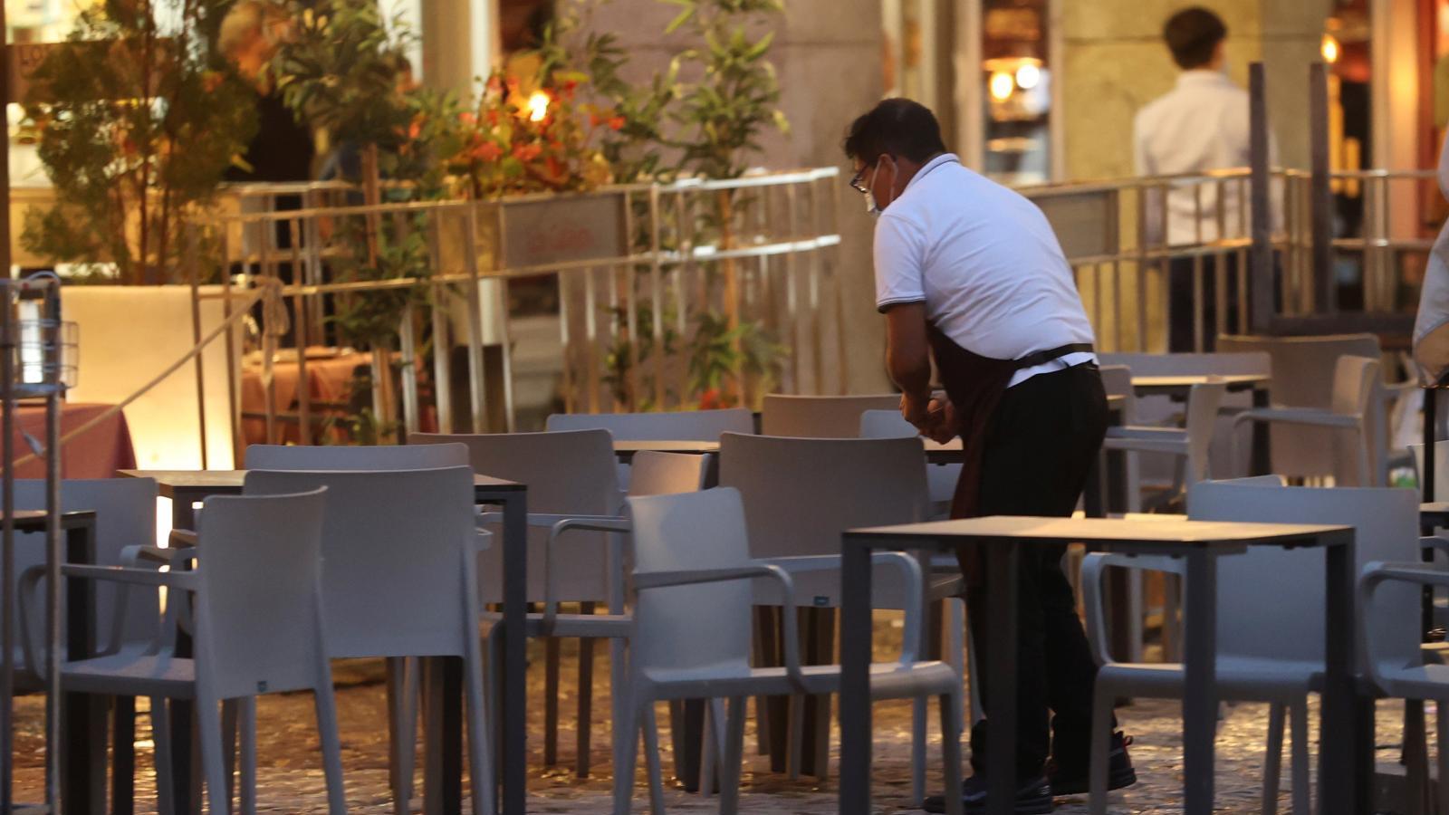 Un madrileño gana 620 € más al mes de media que hace 15 años, un cántabro 330