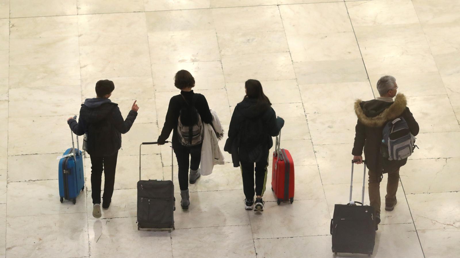 5.000 pasajeros perdieron sus vuelos por las demoras en el control de pasaportes 5.000 pasajeros perdieron sus vuelos por las demoras en el control de pasaportes