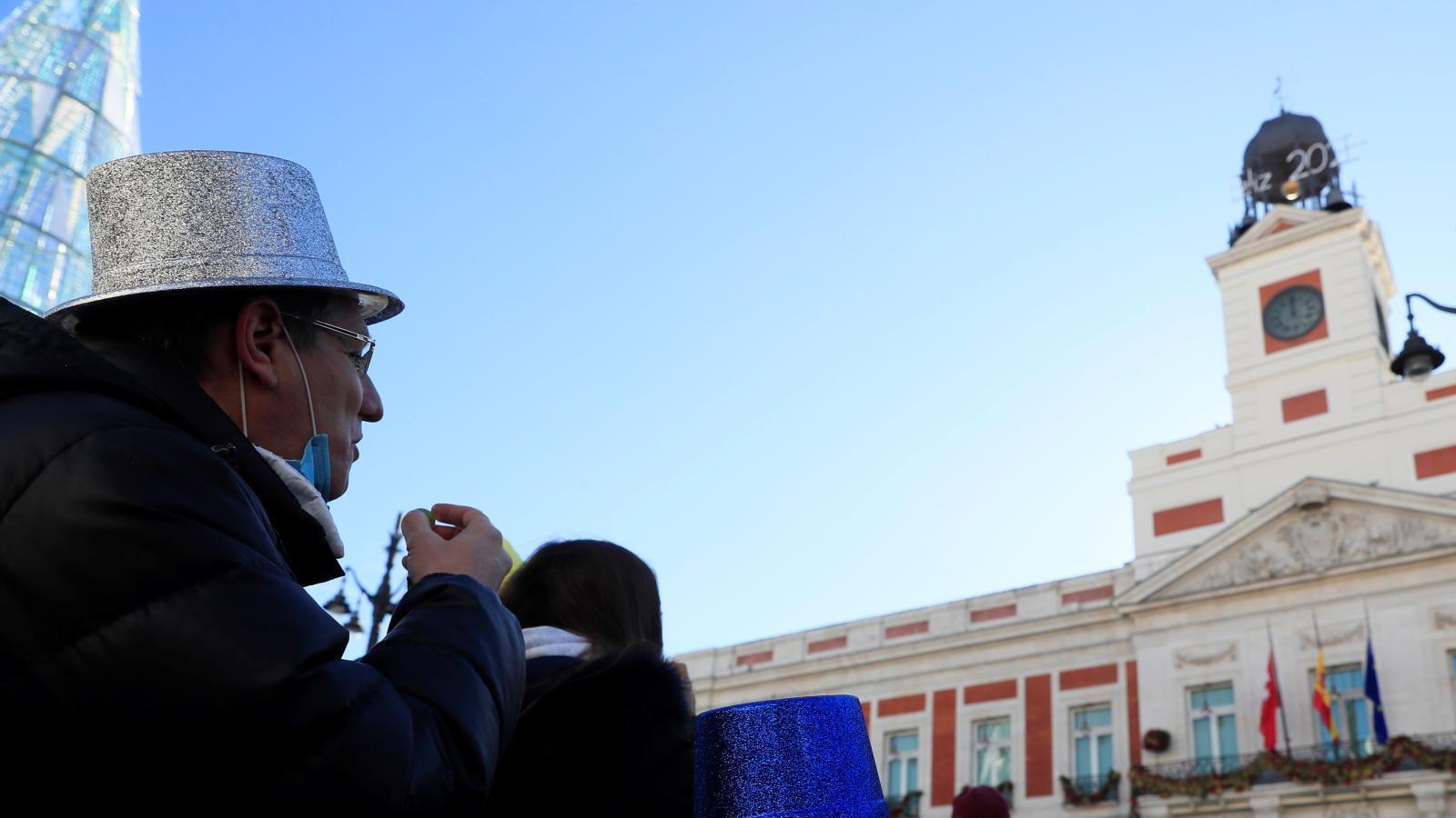 El Ayuntamiento establece un aforo de 7.000 personas para las preuvas y las uvas en la Puerta del Sol El Ayuntamiento establece un aforo de 7.000 personas para las preuvas y las uvas en la Puerta del Sol