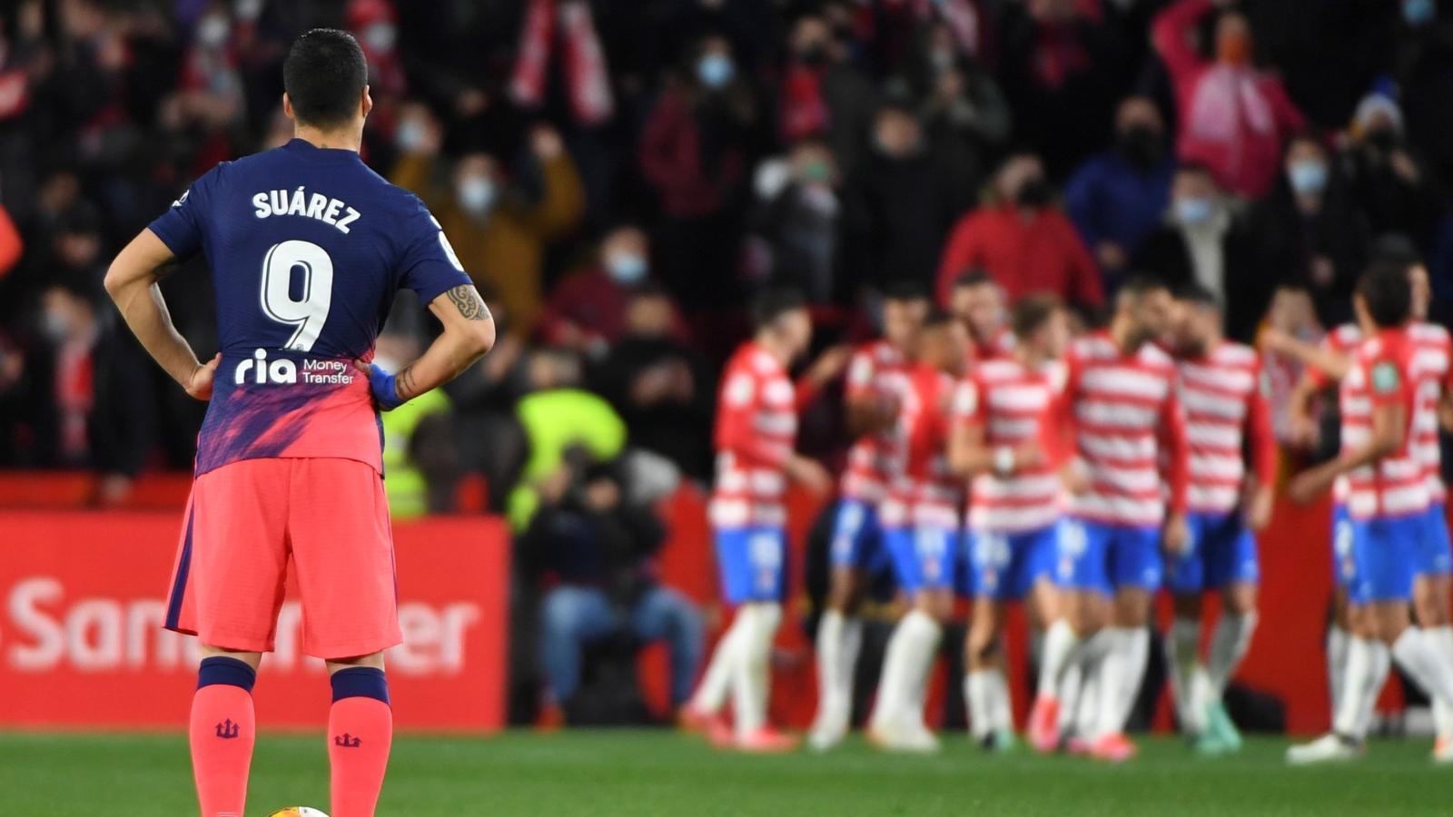 2-1. Un notable Granada prolonga la mala racha de un Atlético sin suerte