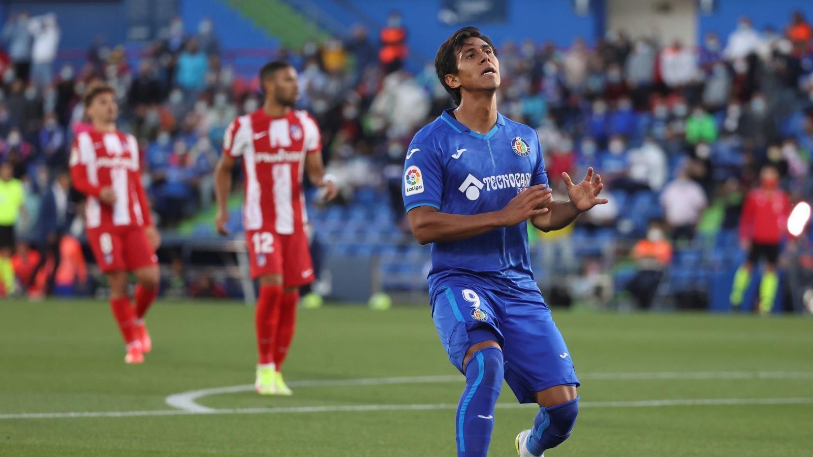 El director deportivo del Getafe admite que el mexicano Macías podría dejar el club