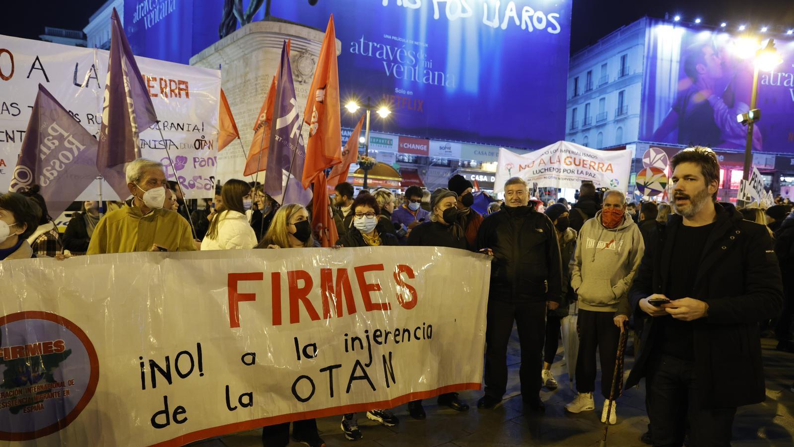 Un millar de personas clama en Madrid contra la guerra: "Ni Putin ni OTAN"