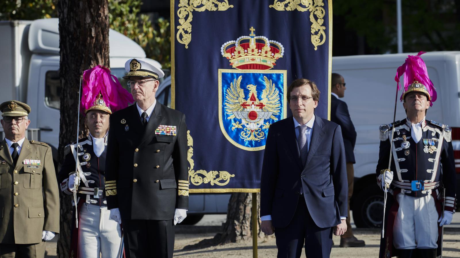 El izado de la bandera en Colón da inicio a las fiestas del patrón de Madrid El izado de la bandera en Colón da inicio a las fiestas del patrón de Madrid