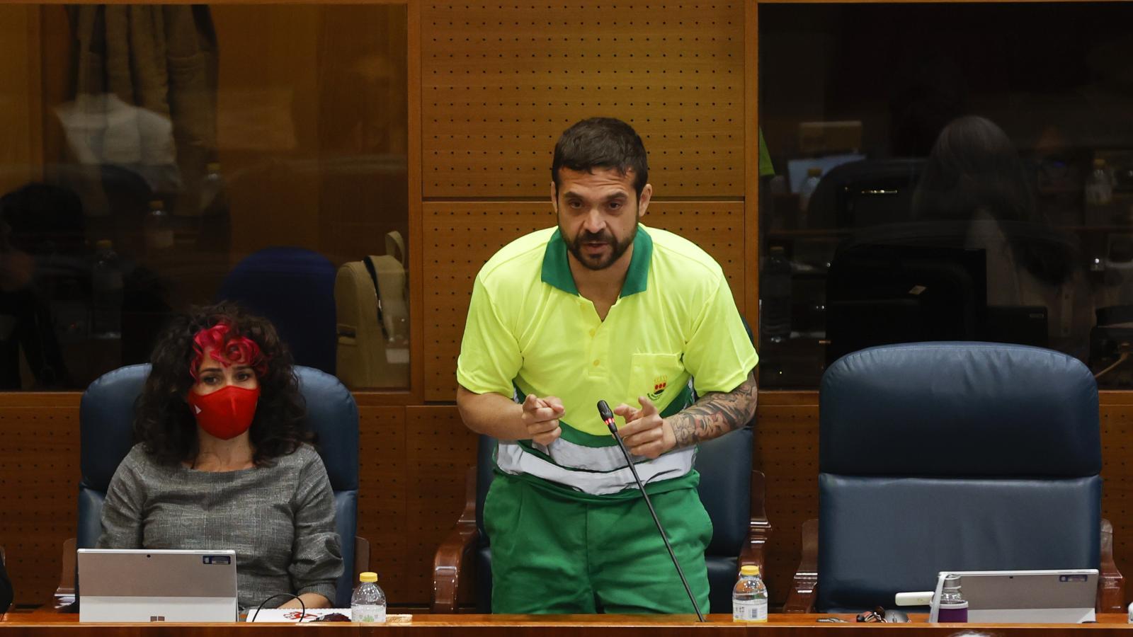 Un diputado de Podemos acude a la Asamblea con su traje de basurero para exigir menos vertederos