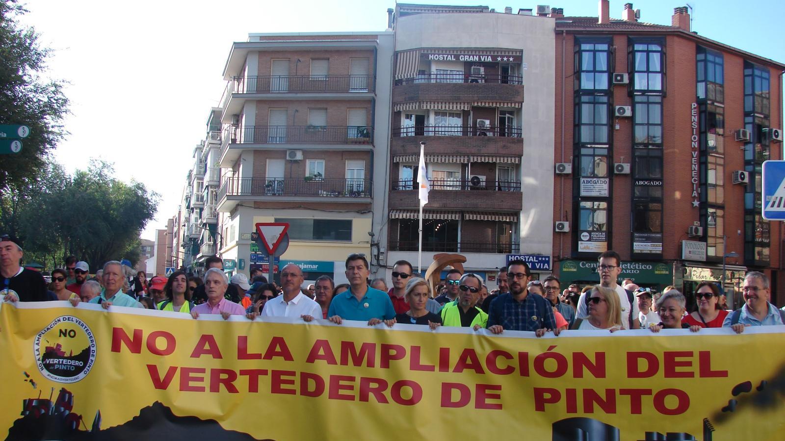 Cerca de 700 personas se movilizan contra la ampliación del vertedero de Pinto