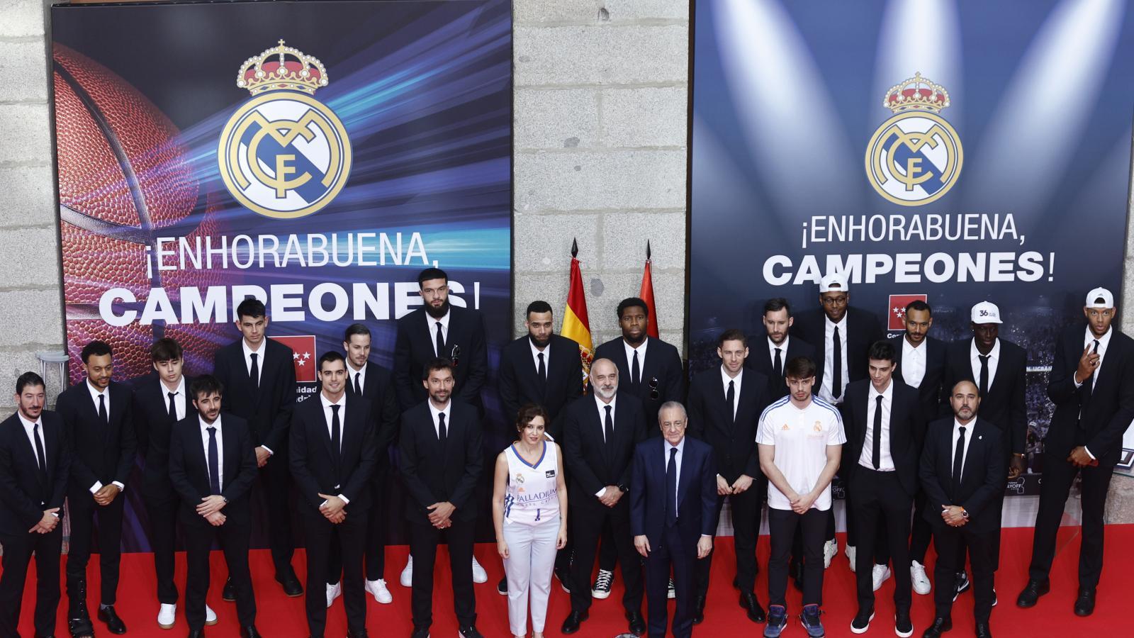 El Real Madrid celebra con Ayuso y Almeida una Liga 