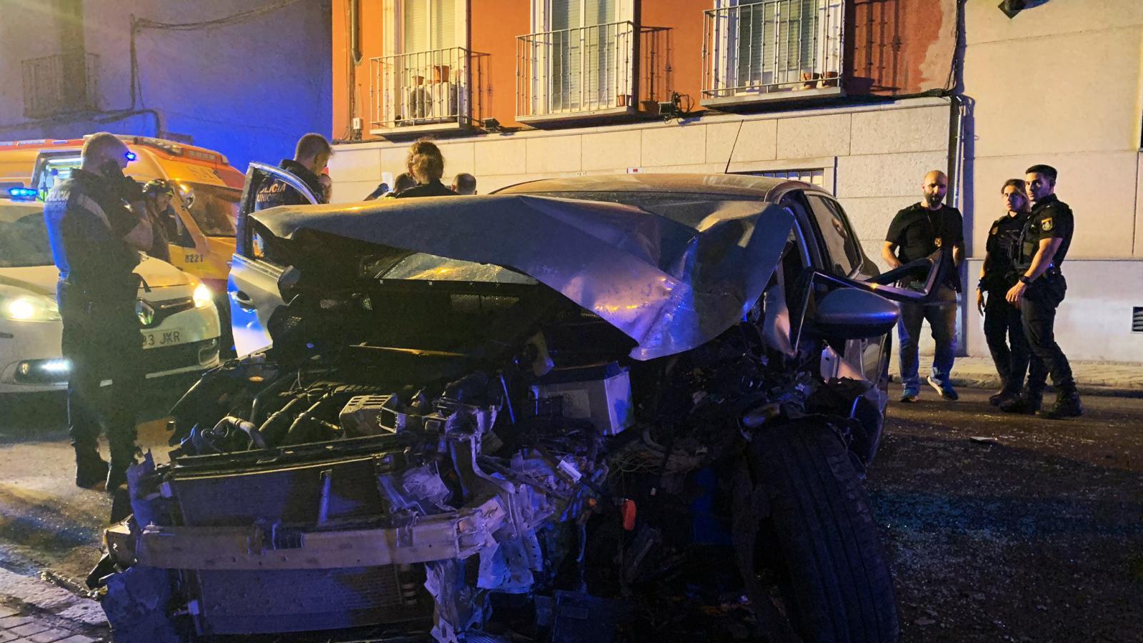 Muere un conductor al chocar contra la fachada de un edificio en Fuencarral