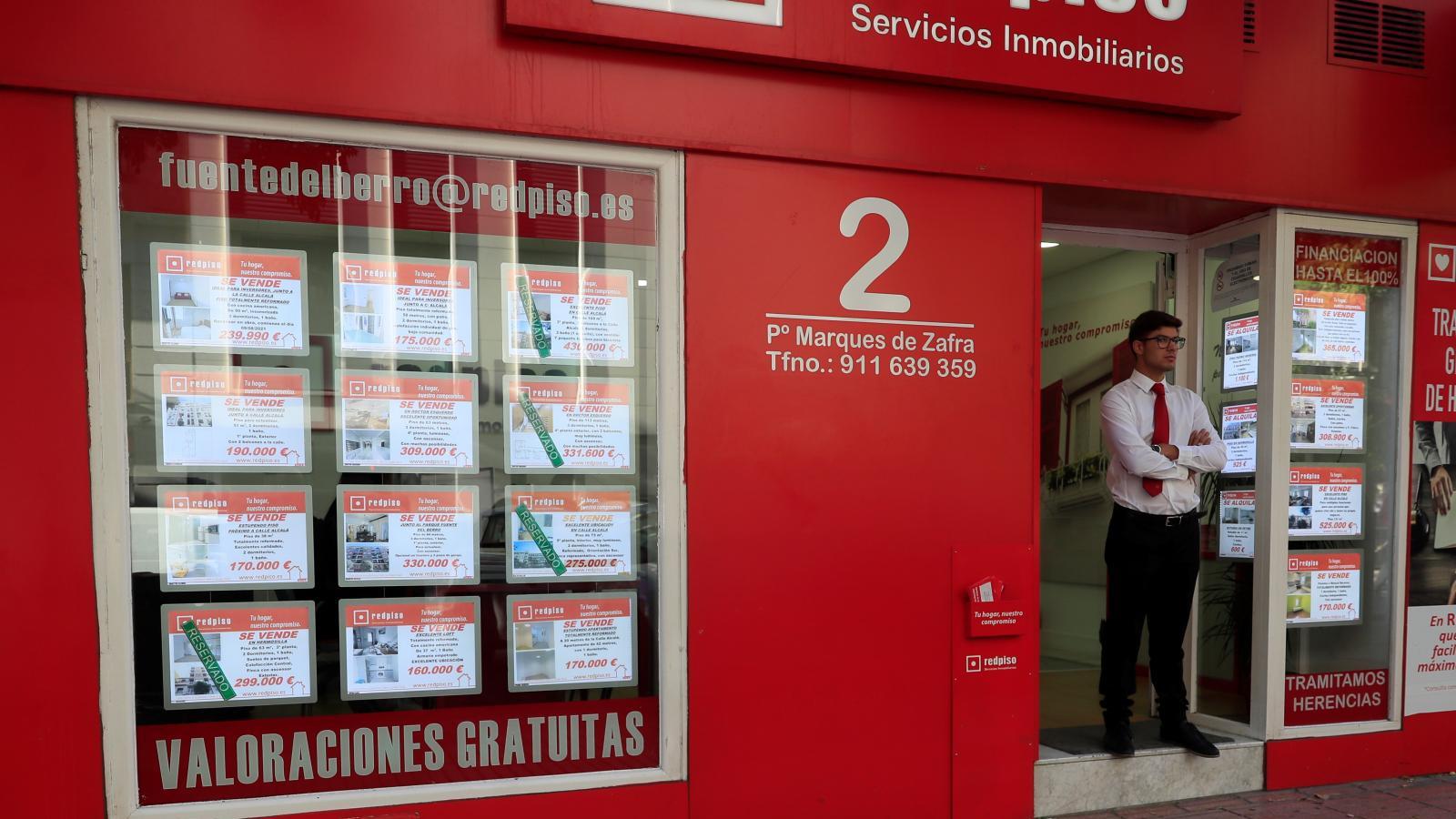 El 'boom' por comprar vivienda frena por la inflación y cae un 2,7% en Madrid