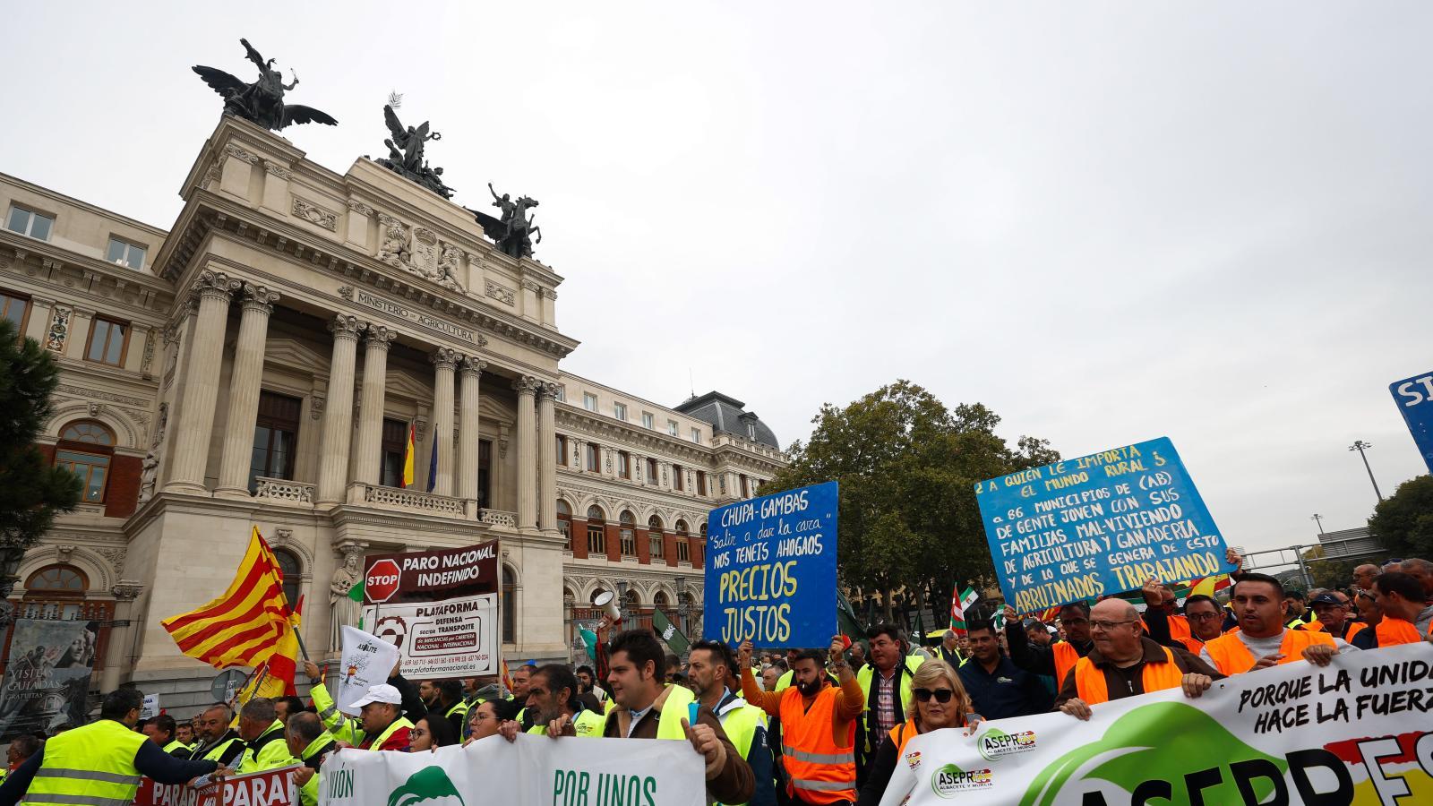 Los transportistas marchan en Madrid para reclamar mejoras laborales