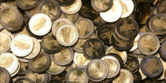 Detenidos con monedas falsas de dos euros para su uso en máquinas