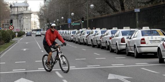 El Ayuntamiento de Madrid negociará la tarifa fija de taxi a Barajas