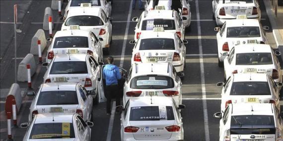 Botella asegura que el concepto de tarifa plana de taxi a Barajas es innegociable