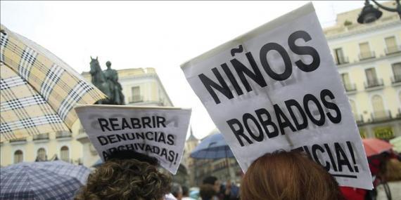 Unos 200 afectados por el robo de bebés reclaman poder acceder a los archivos