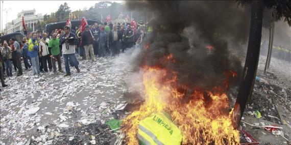 Los trabajadores de la limpieza protestan ante la sede del Ayuntamiento