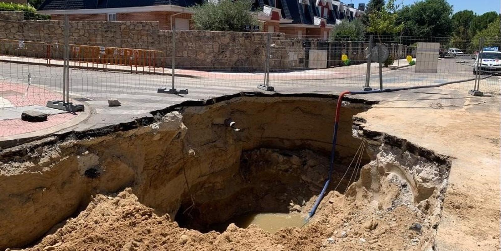 Una rotura en la red de alcantarillado provoca un socavón en Arroyomolinos