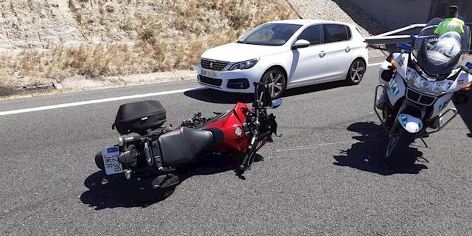 Muere un motorista al chocar contra otro en la M-501