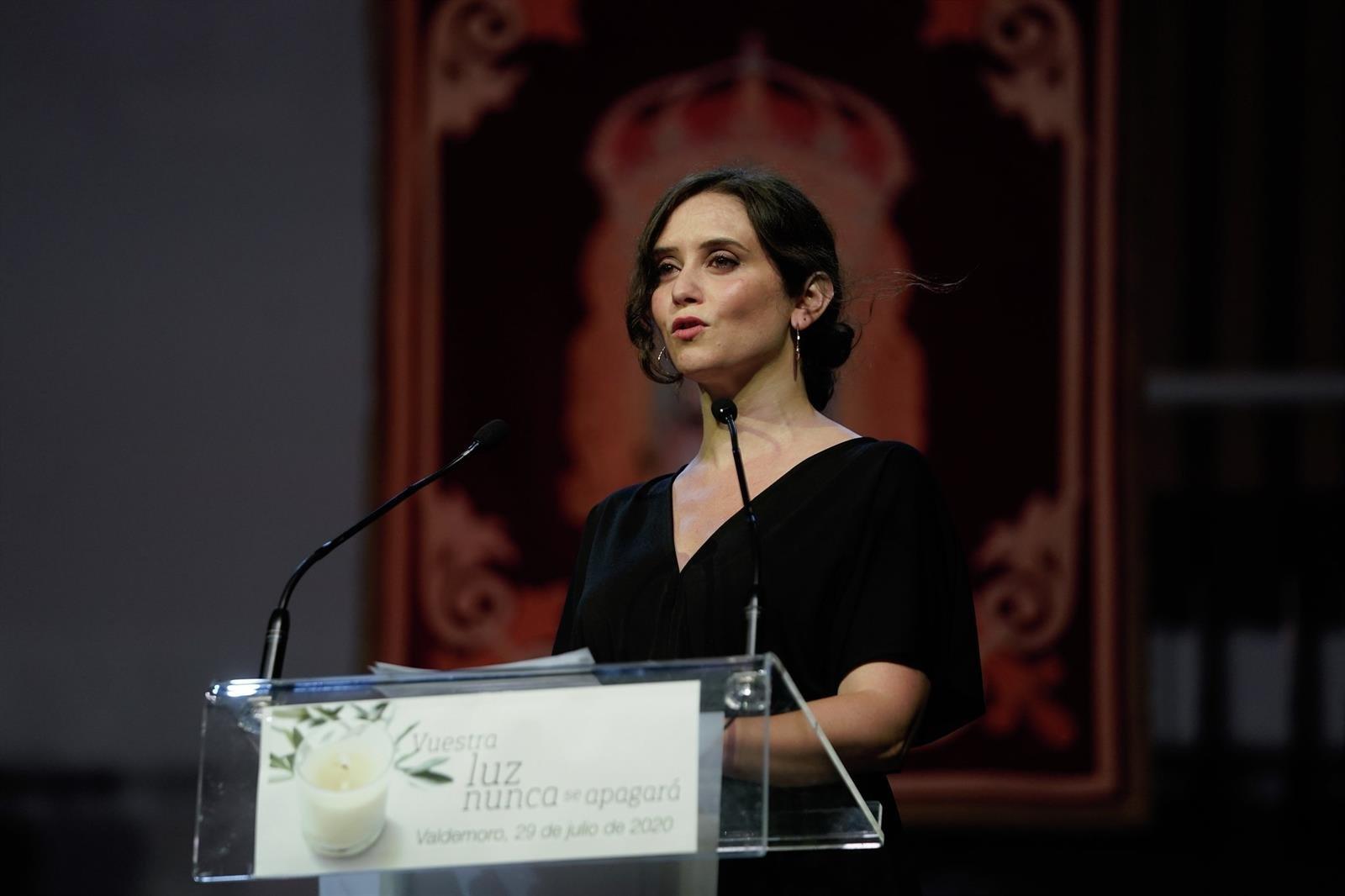 Díaz Ayuso pide a los jóvenes honrar a las víctimas "demostrando su responsabilidad"