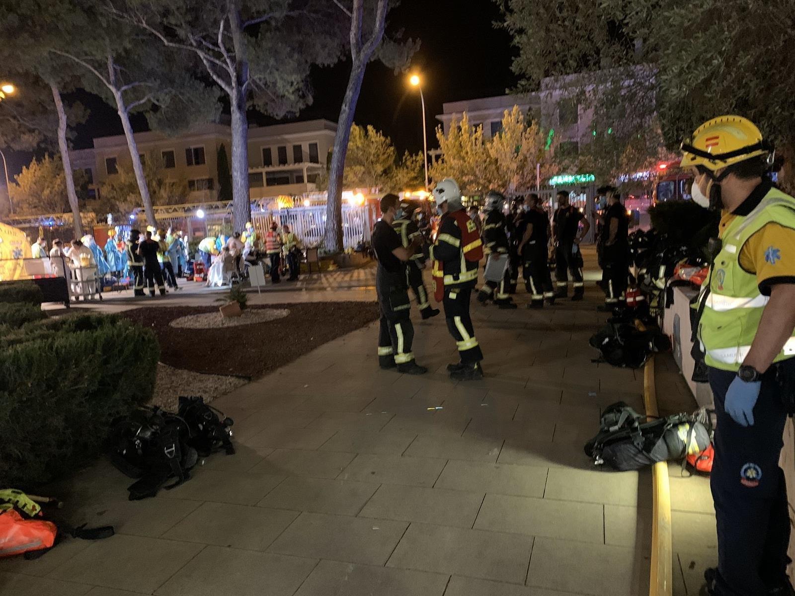 Nueve ingresados por el incendio de un sofá en una residencia de Aravaca esta madrugada