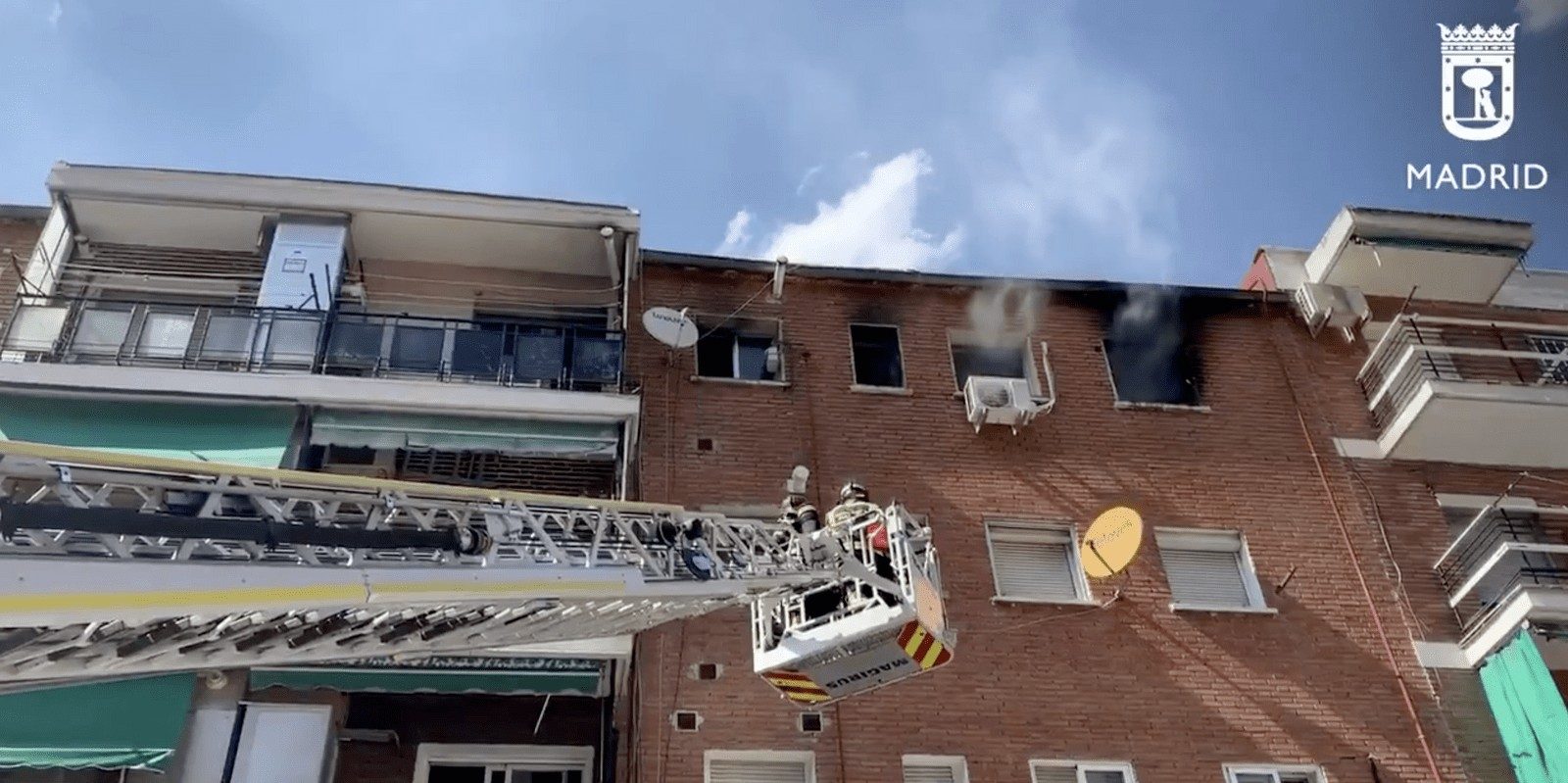 Bomberos extinguen un incendio en una vivienda en Villaverde que no ha dejado heridos