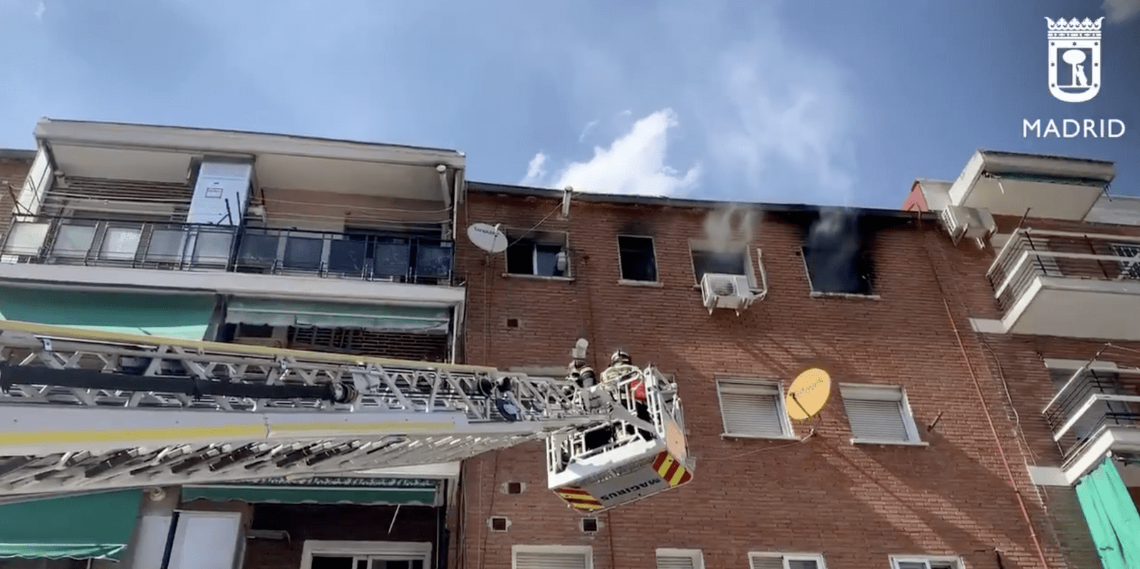 Bomberos extinguen un incendio en una vivienda en Villaverde que no ha dejado heridos