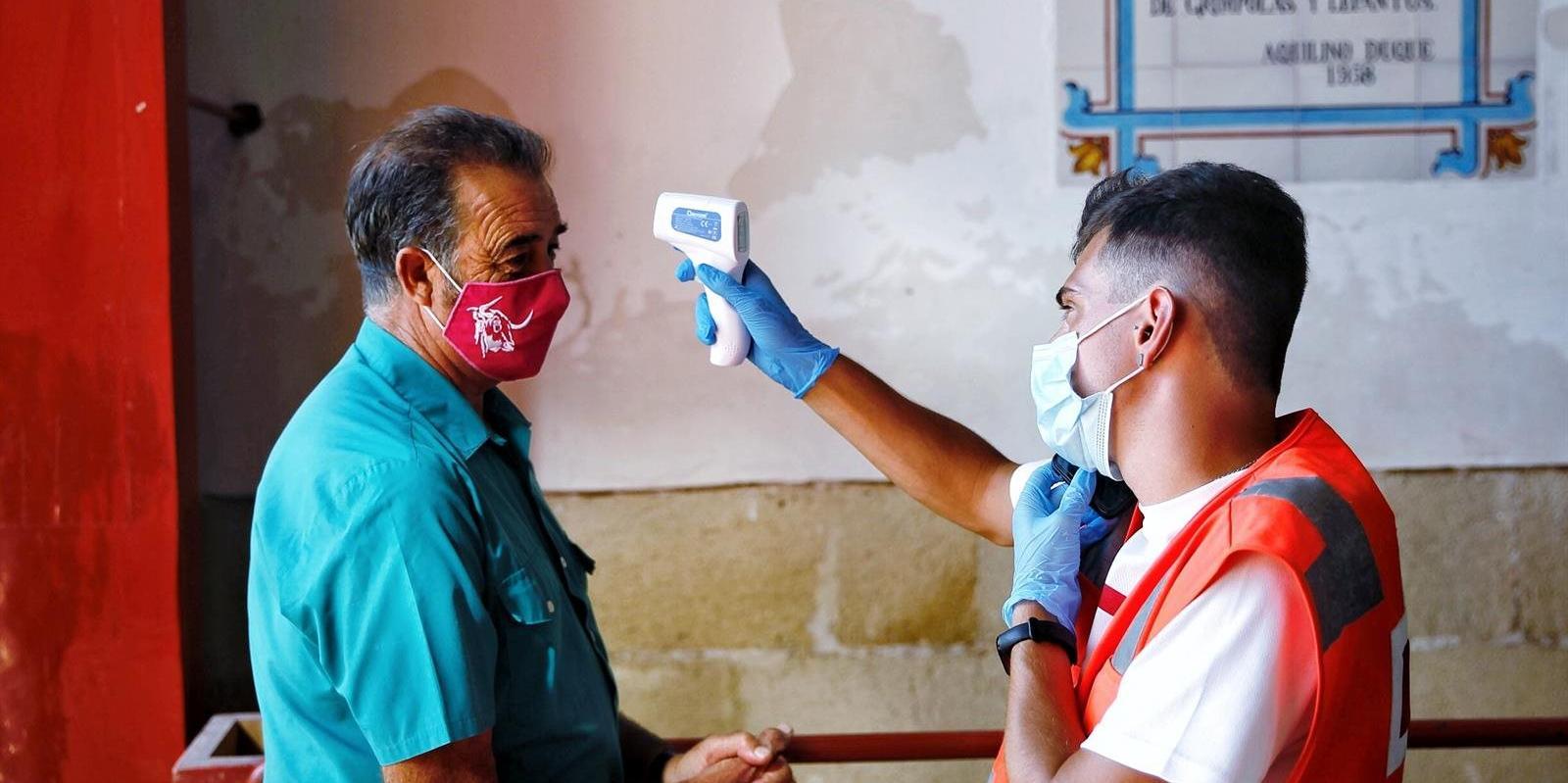 Un control de temperatura cerca de un mercadillo de Fuenlabrada arroja 4 personas con fiebre y 2 reconocen tener Covid