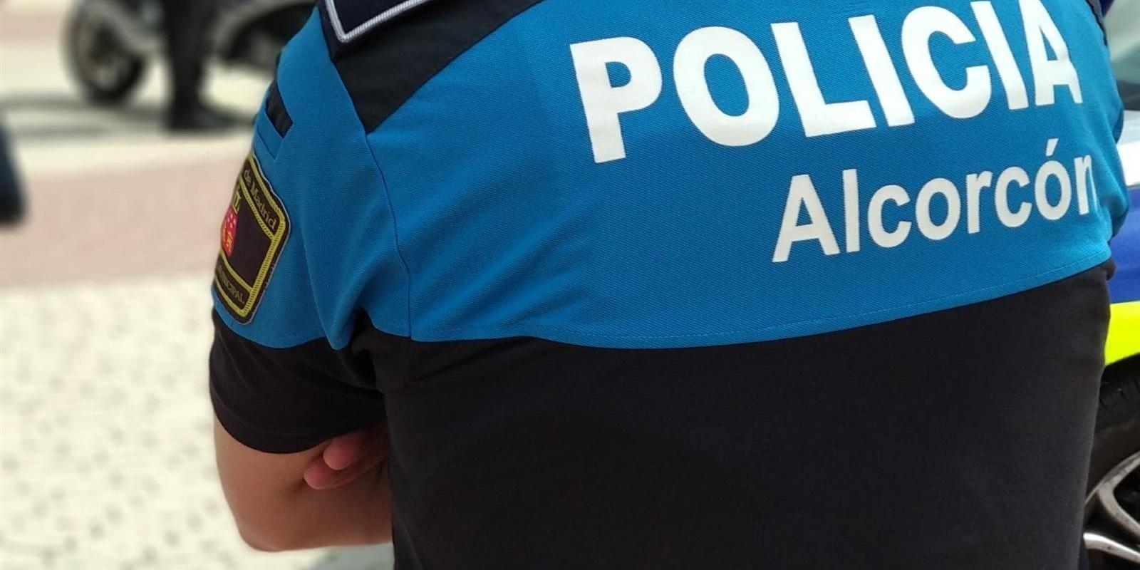 Un detenido, cinco denuncias por consumo de alcohol y diez por no llevar mascarilla en una fiesta ilegal en Alcorcón