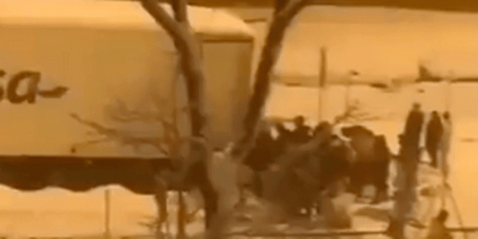 Decenas de personas desvalijan un camión lleno de comida que quedó varado por la nieve frente a El Ruedo en Moratalaz Decenas de personas desvalijan un camión lleno de comida que quedó varado por la nieve frente a El Ruedo en Moratalaz
