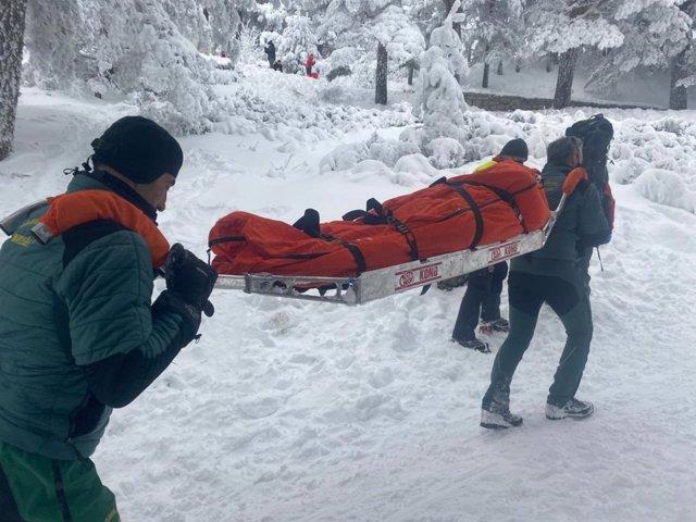La Guardia Civil rescata a una mujer de 36 años tras chocar contra un árbol cuando usaba un trineo en Navacerrada