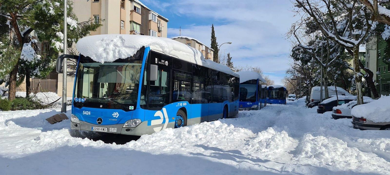Siete autobuses de EMT abandonados por la nevada han sido vandalizados con grafitis y destrozos en su interior