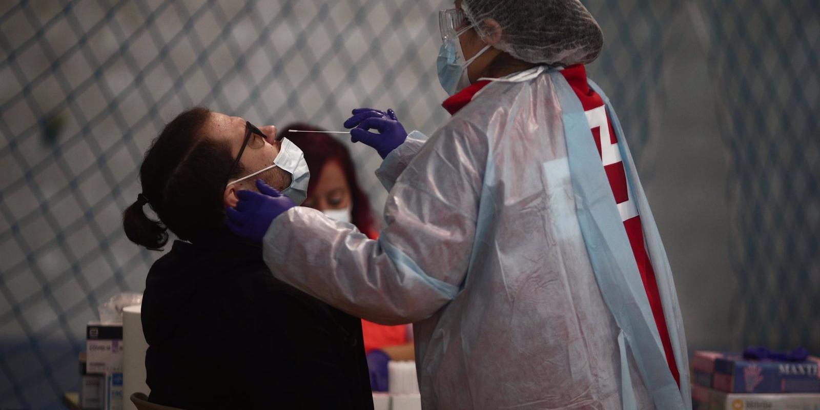 Los contagios siguen al alza en la región con 4.985 nuevos casos, 3.663 las últimas 24 horas y 24 fallecidos Los contagios siguen al alza en la región con 4.985 nuevos casos, 3.663 las últimas 24 horas y 24 fallecidos