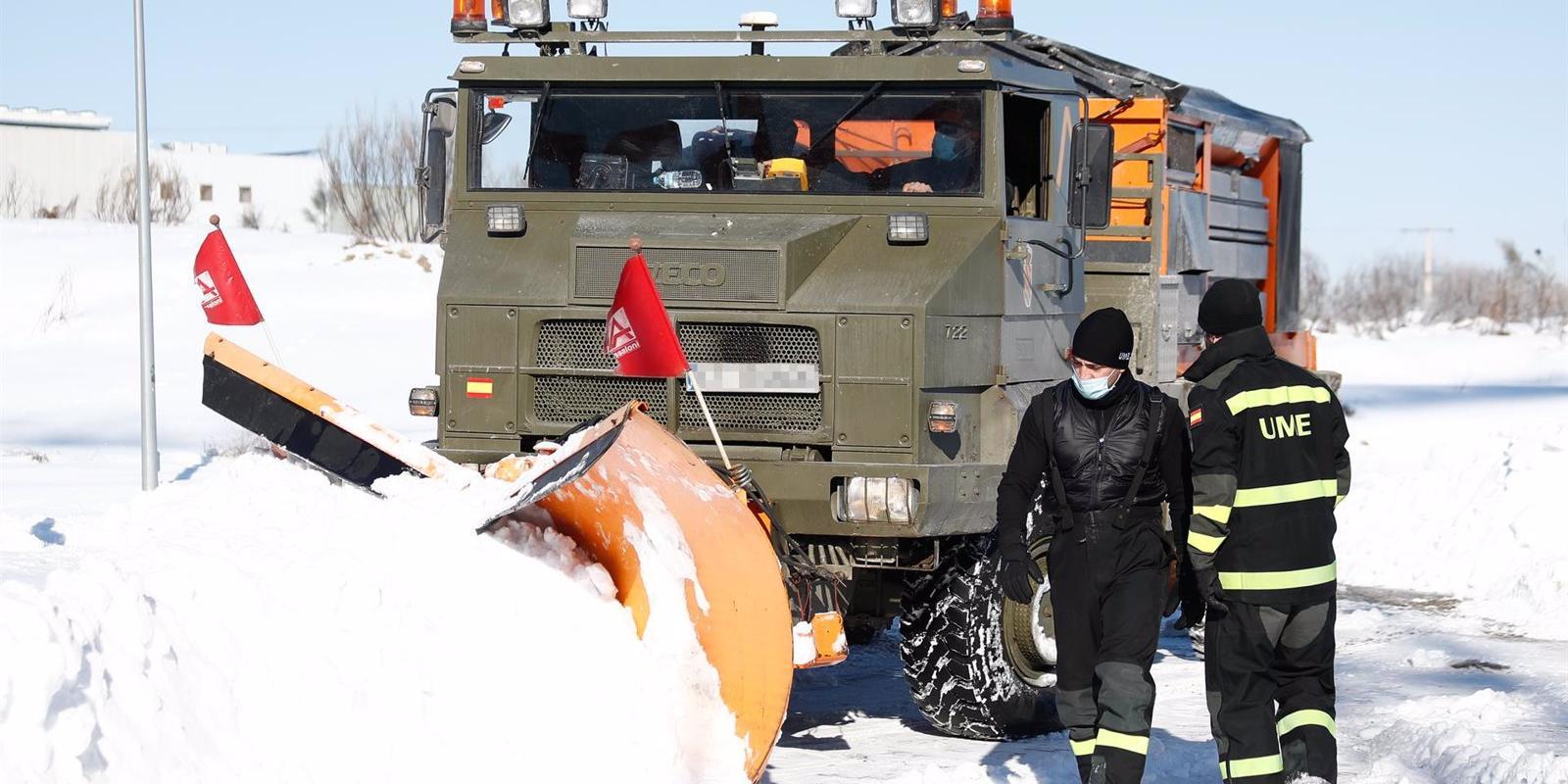 La UME y los equipos de emergencia centran sus esfuerzos en facilitar la movilidad en municipios y retirar los elementos inestables