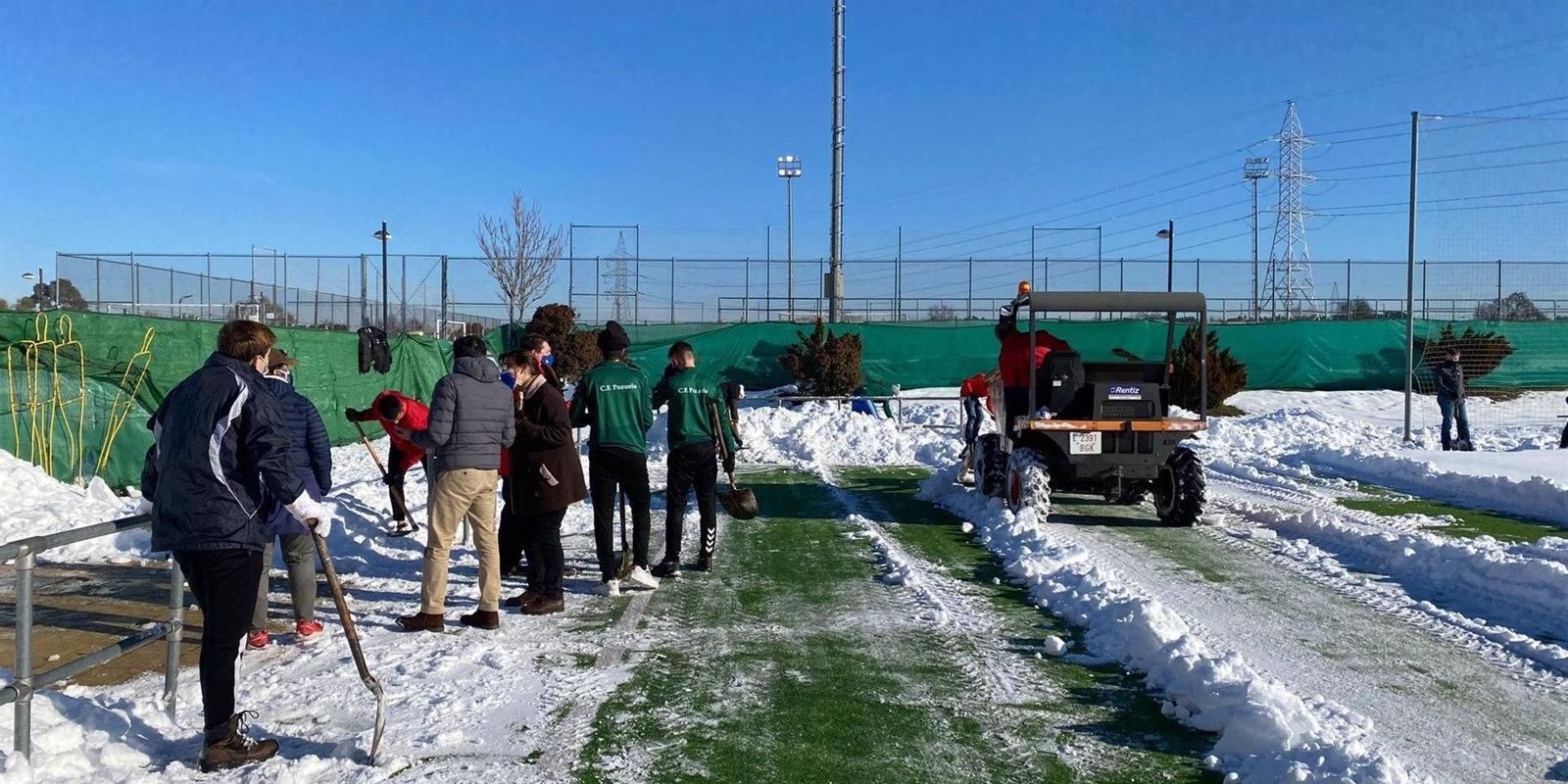 Los clubes deportivos de Pozuelo se suman a las labores de retirada de nieve de los exteriores de las instalaciones