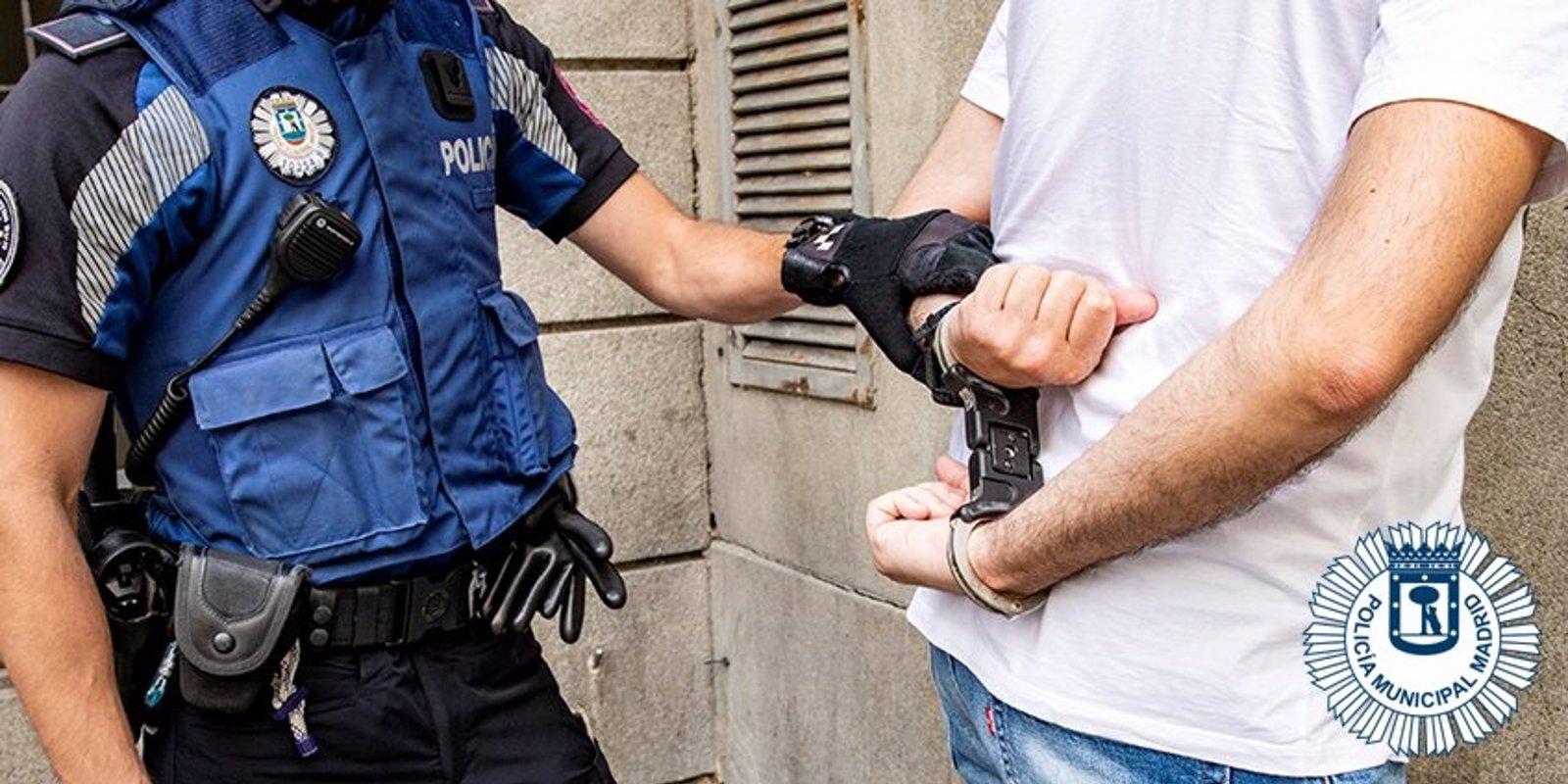 Detenido por golpear y arrastrar a un hombre para robarle en una plaza de Lavapiés