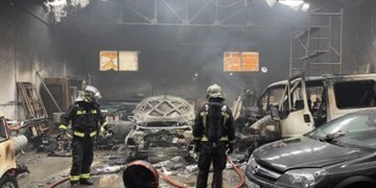 Los Bomberos de la Comunidad actúan en un incendio originado en un taller mecánico de Parla