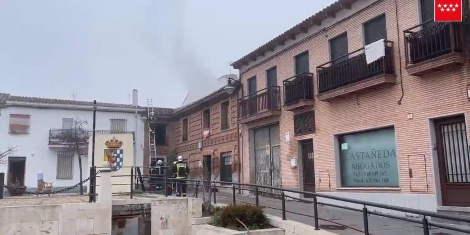Bomberos consiguen cortar la propagación de un incendio de una casa antigua en Griñón que no deja heridos