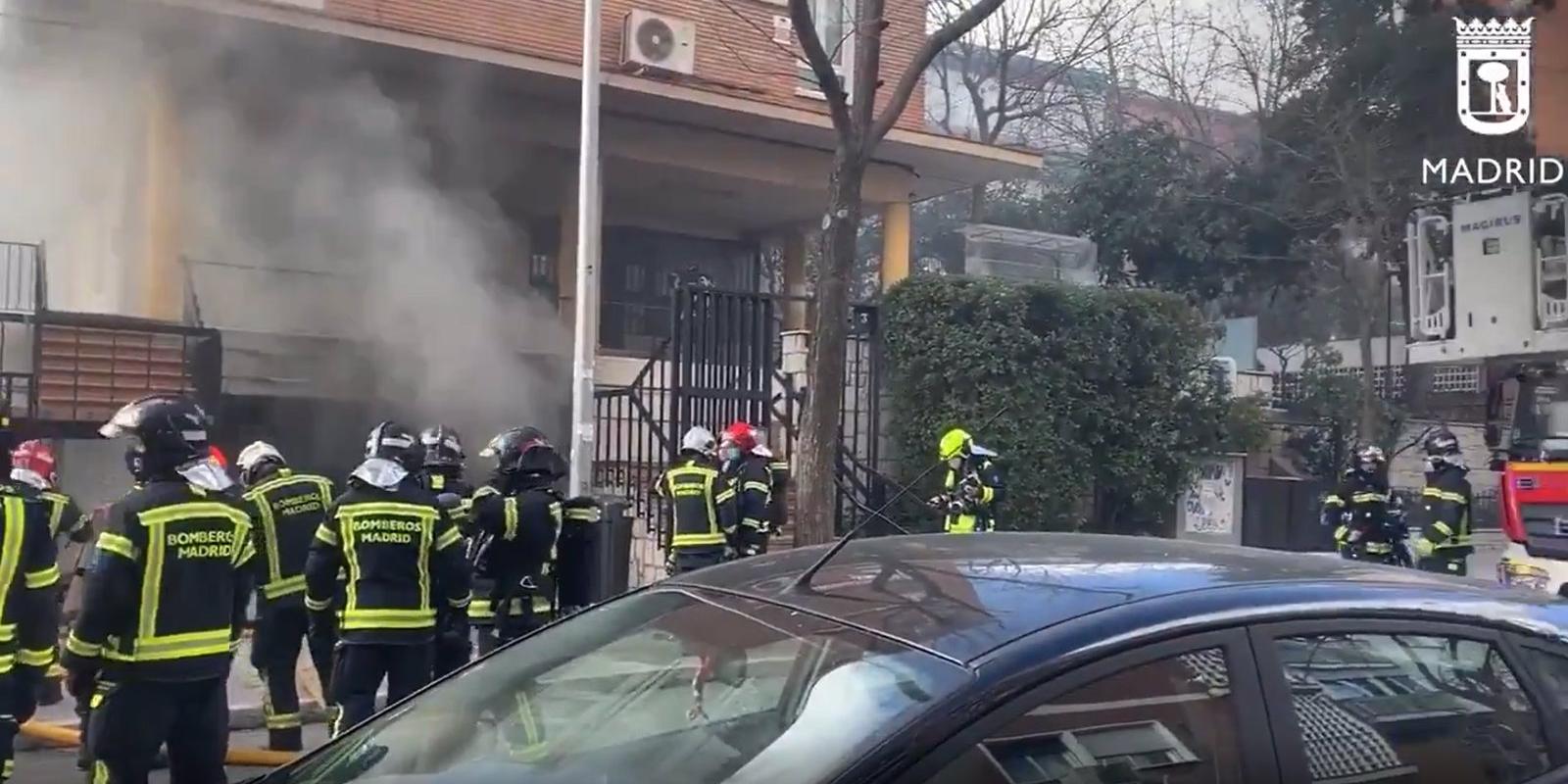 Tres heridos leves por el aparatoso incendio de un bazar chino en Chamartín