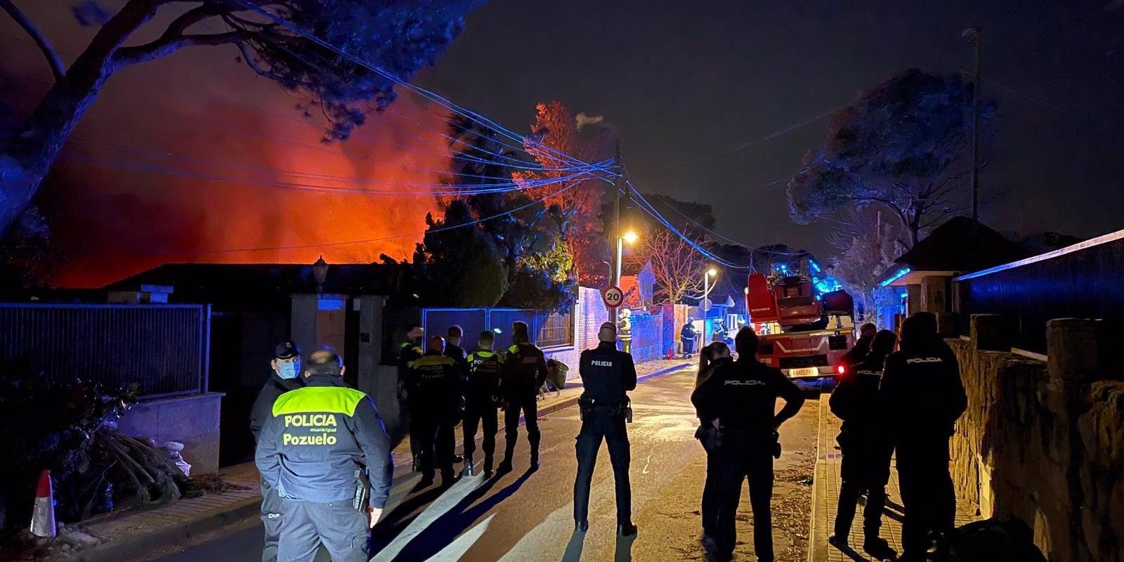 El origen del incendio de anoche en Pozuelo fue accidental y se debió a la explosión de varias bombonas