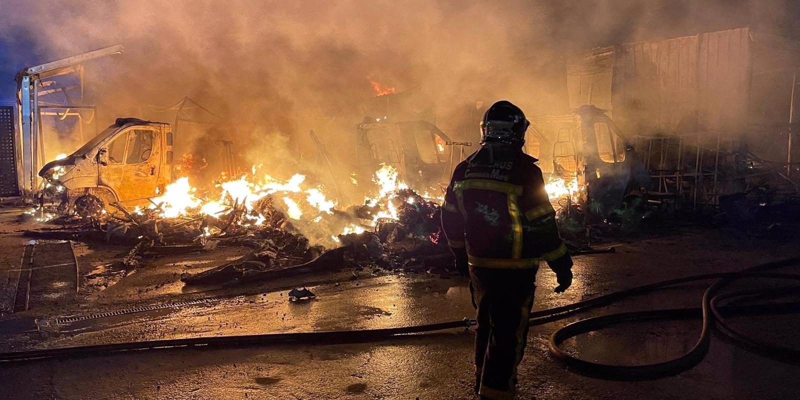 Aparatoso incendio con varias explosiones en un aparcamiento de caravanas en Alcalá de Henares