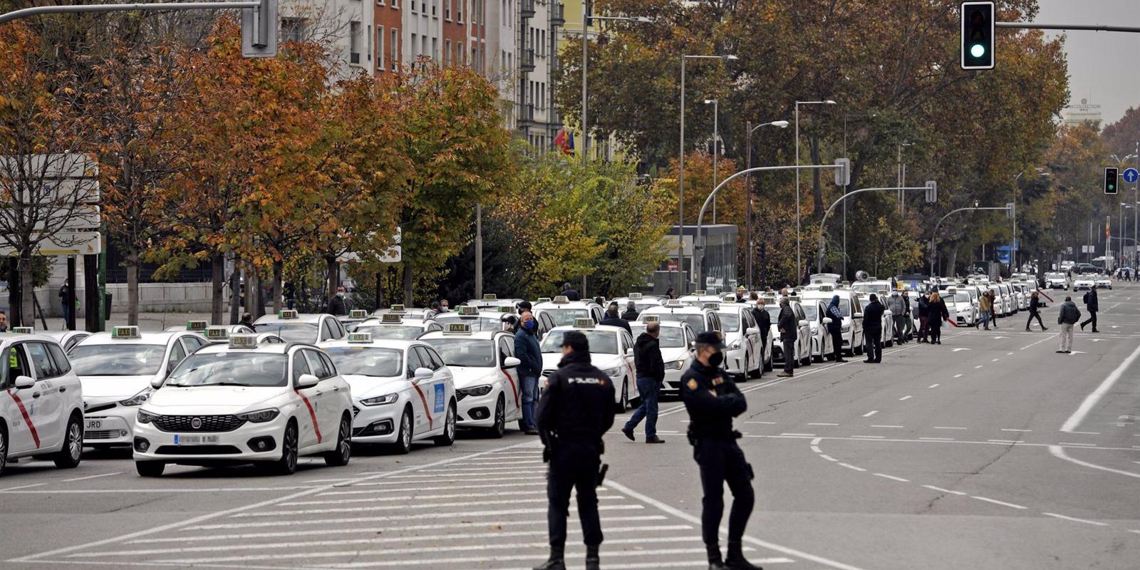 Una policía a bordo de un taxi lograr arrestar al ladrón de una cafetería de la calle Carretas