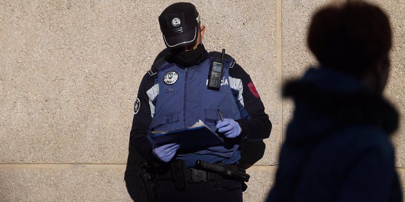 La Policía Municipal de Madrid puso este fin de semana 280 multas por botellón, 738 por no usar mascarilla y 854 por incumplir toque de queda